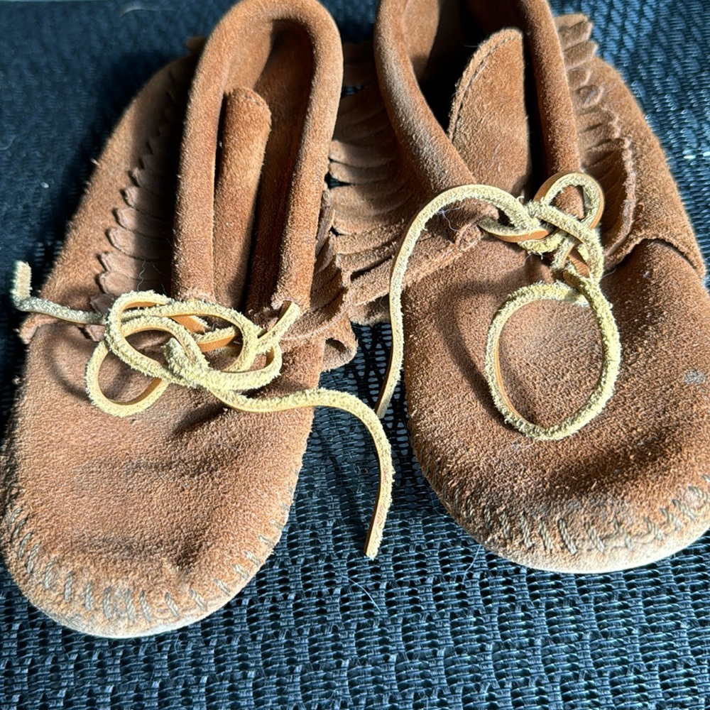 Minnetonka Kids Classic Fringe Softsole Boot. sz 1 (big kid) great shape!